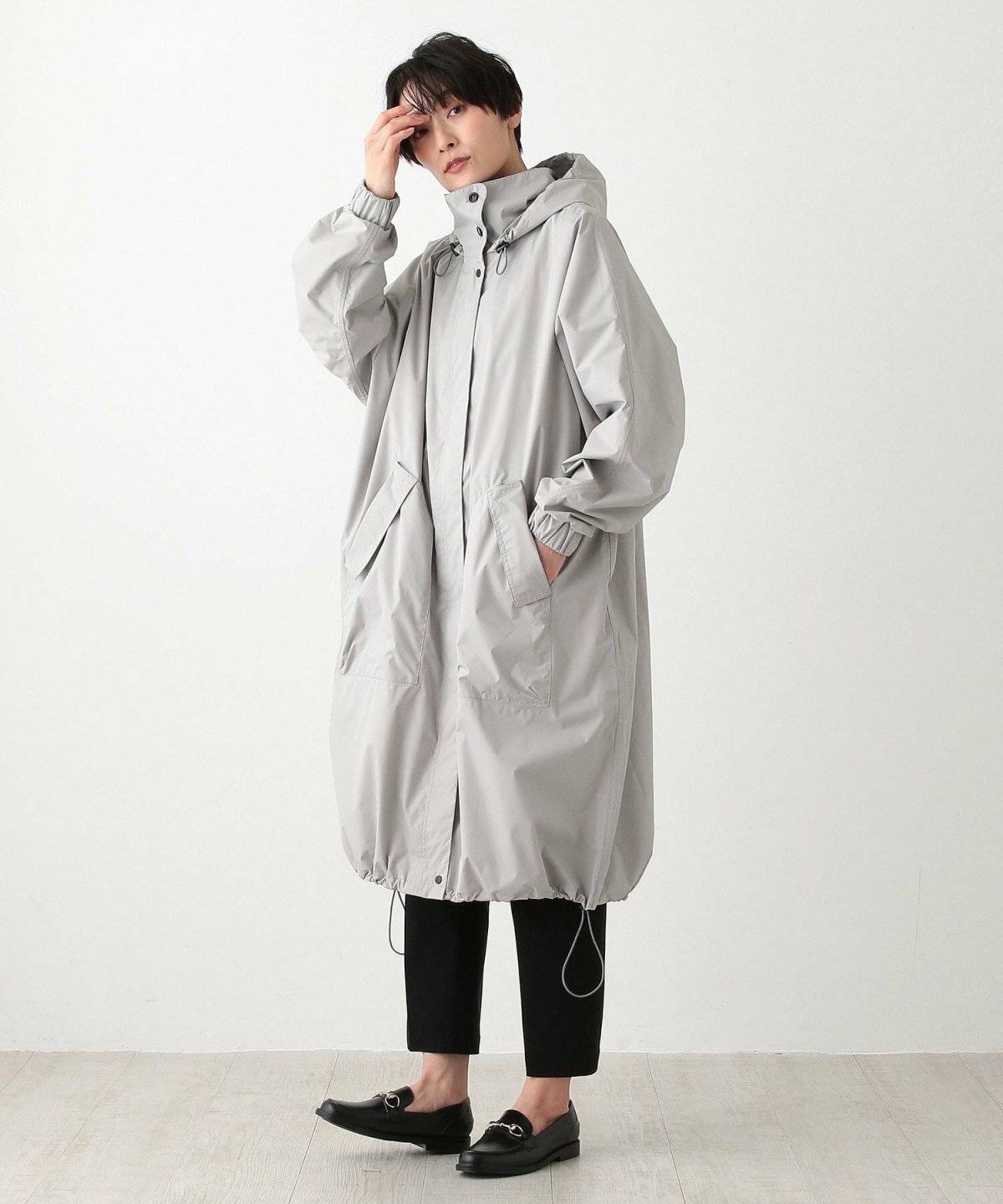 ピンクのレインコートの女性