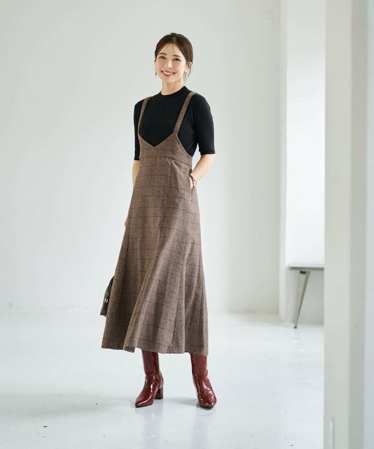 ミモレ丈のスカートと黒タートルの女性