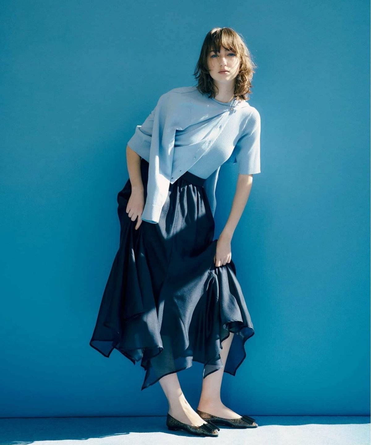 黒のフレアスカートの女性