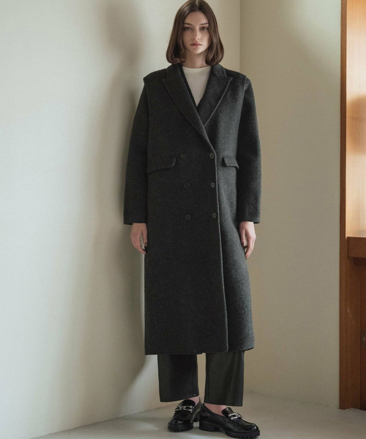 チェスターコートを着た女性