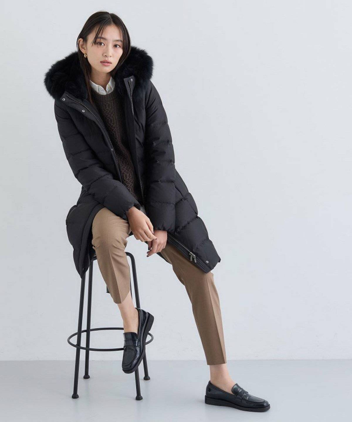 ダウンコートの女性