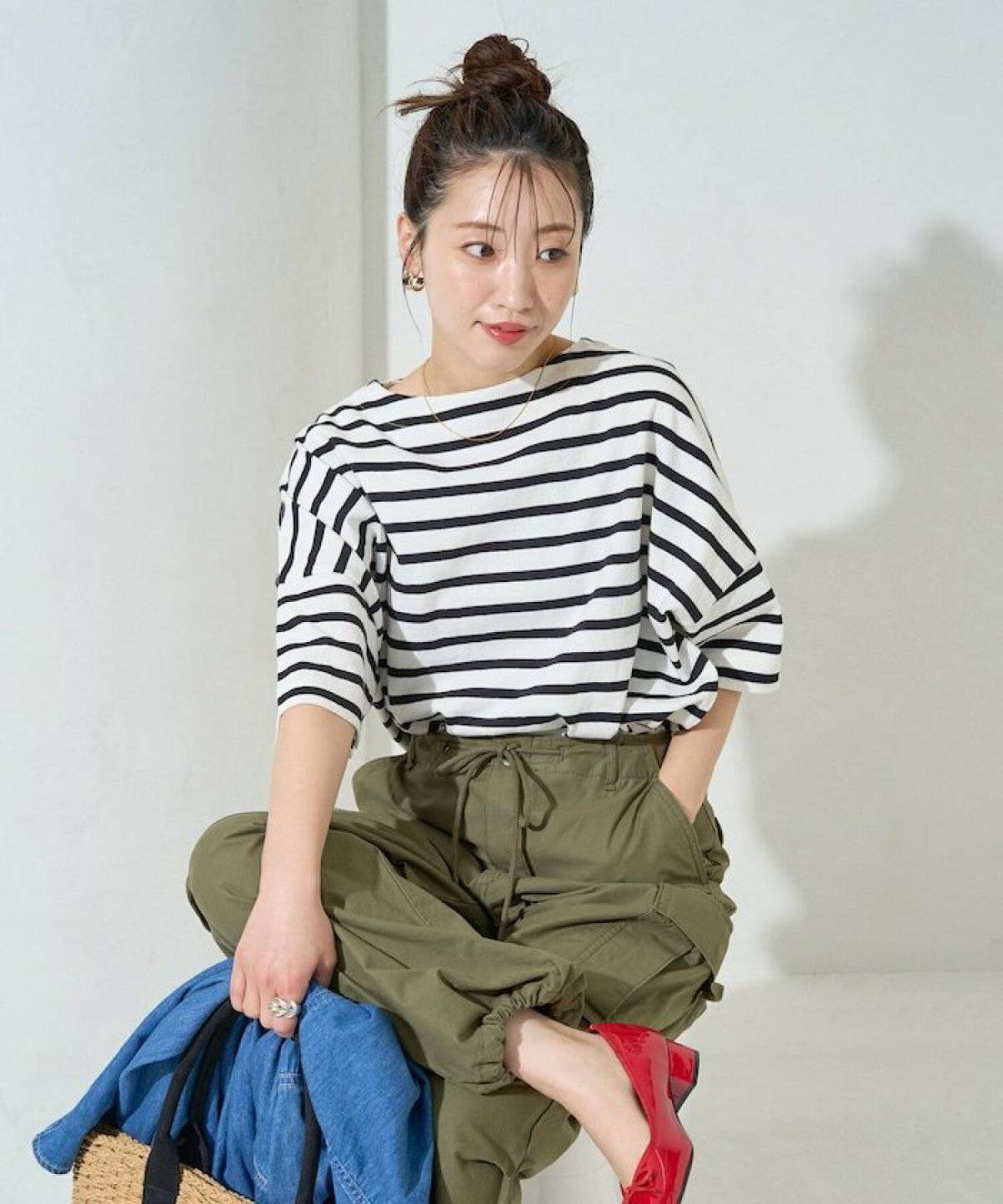 梅雨コーデの女性