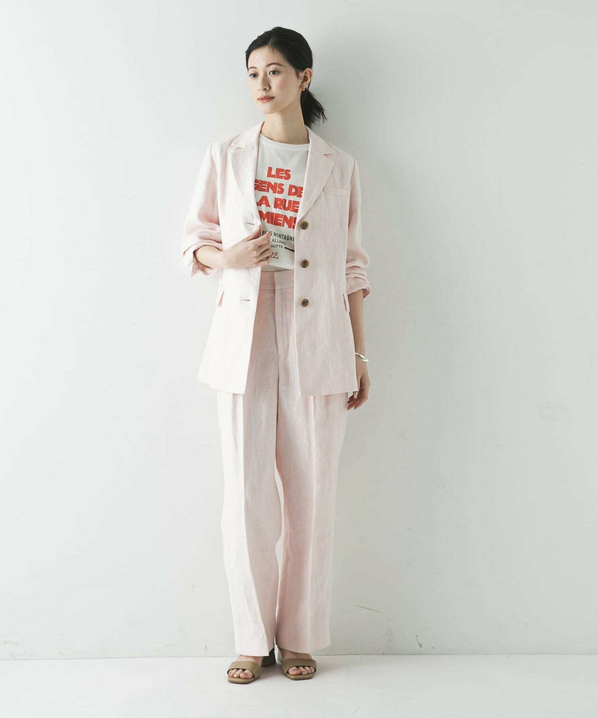 梅雨コーデの女性