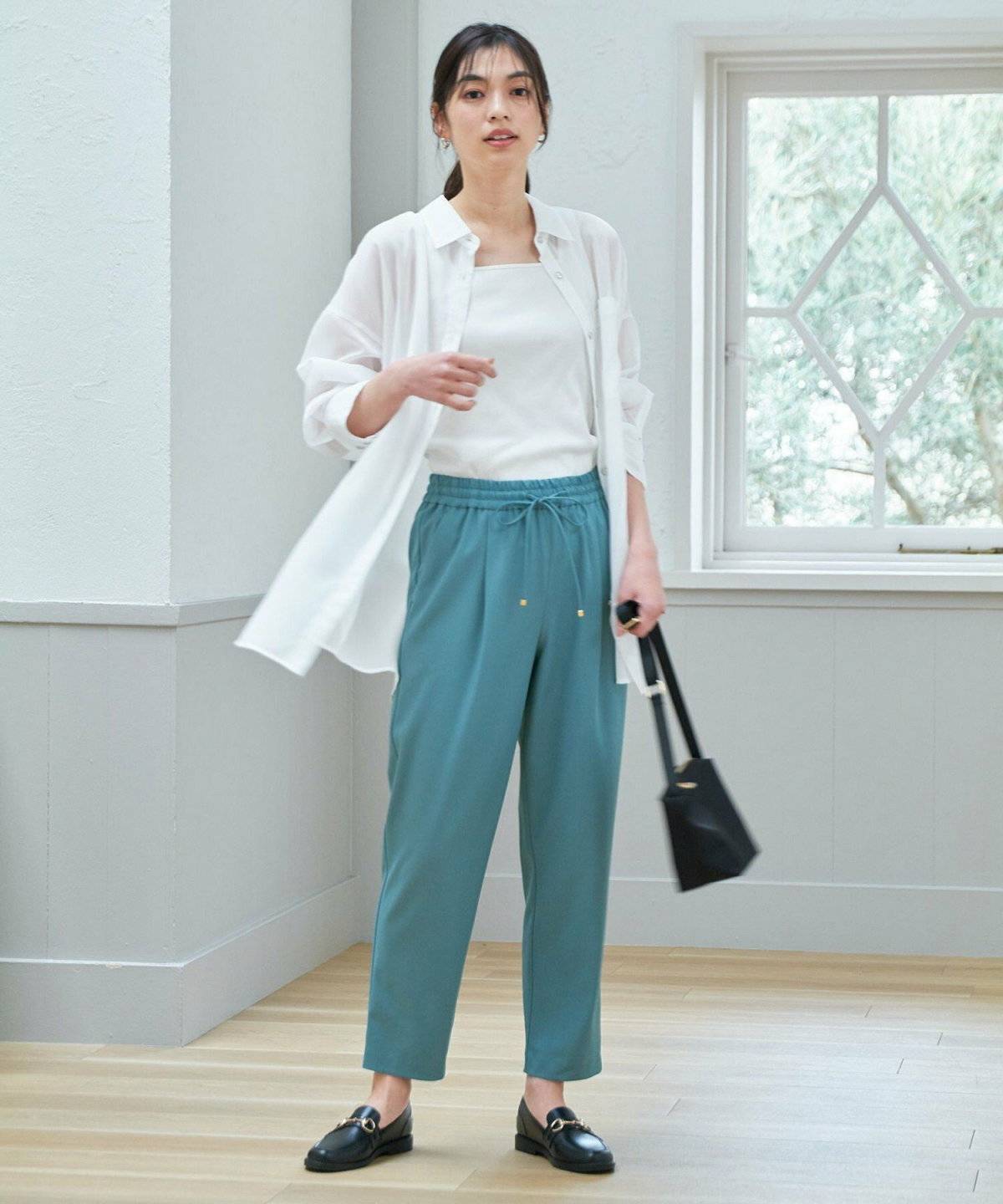 梅雨コーデの女性