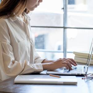 【占い師が語る】周囲の意見に左右されない。「群れない人」が多い誕生日5つ