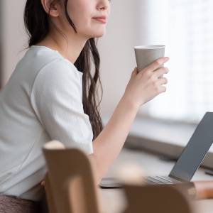  コーヒーを飲む人 