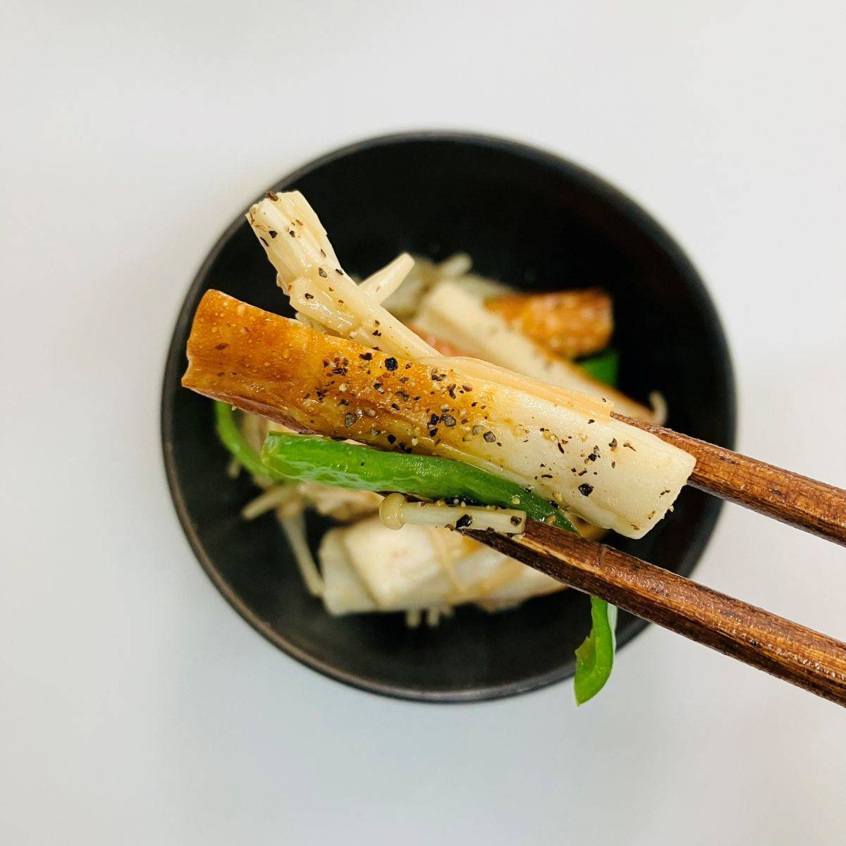 紀文公式の「皮までおいしい生ちくわときのこのバターじょうゆ炒め」のレシピ