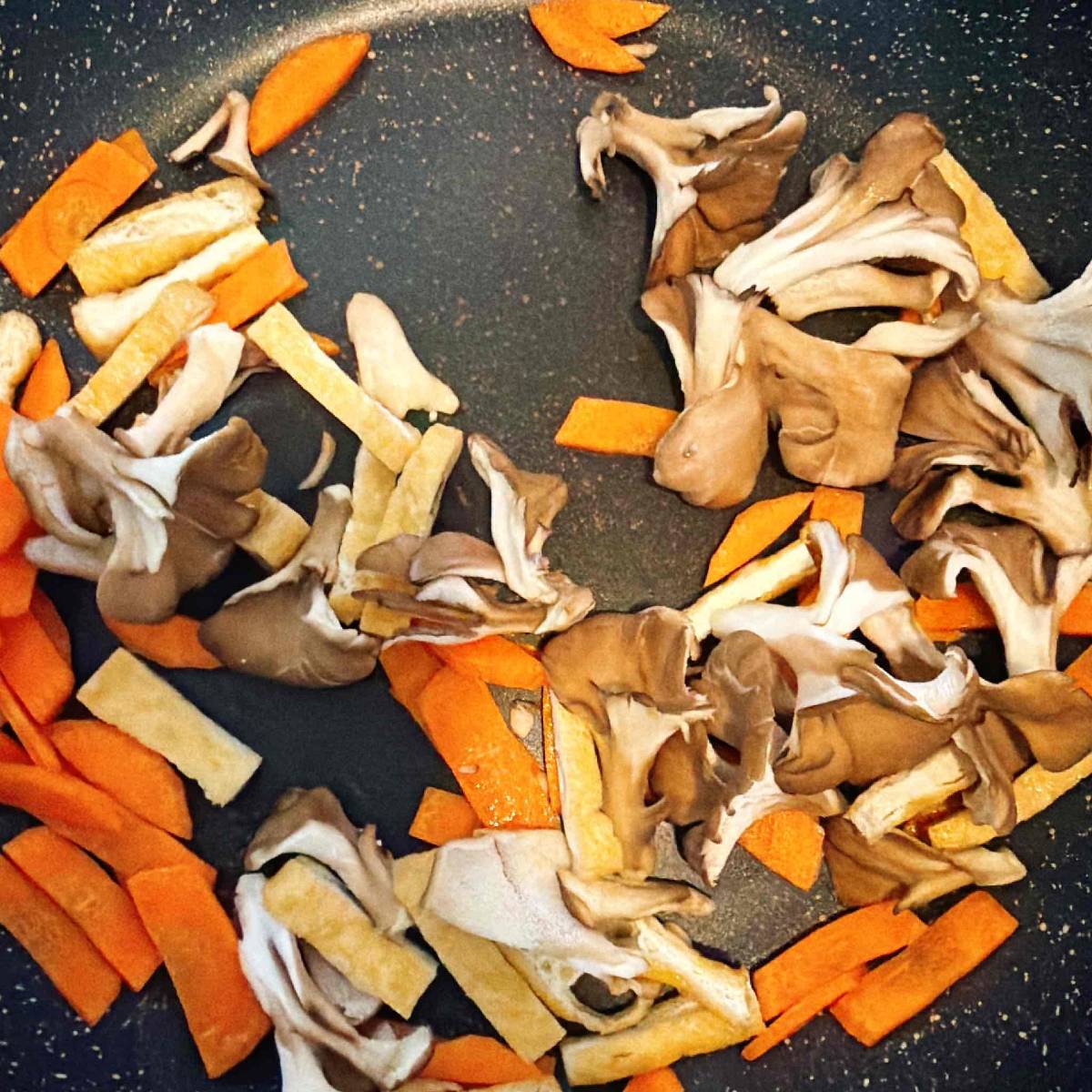 JAグループ公式の「舞茸とお揚げの炊き込みごはん」のレシピ