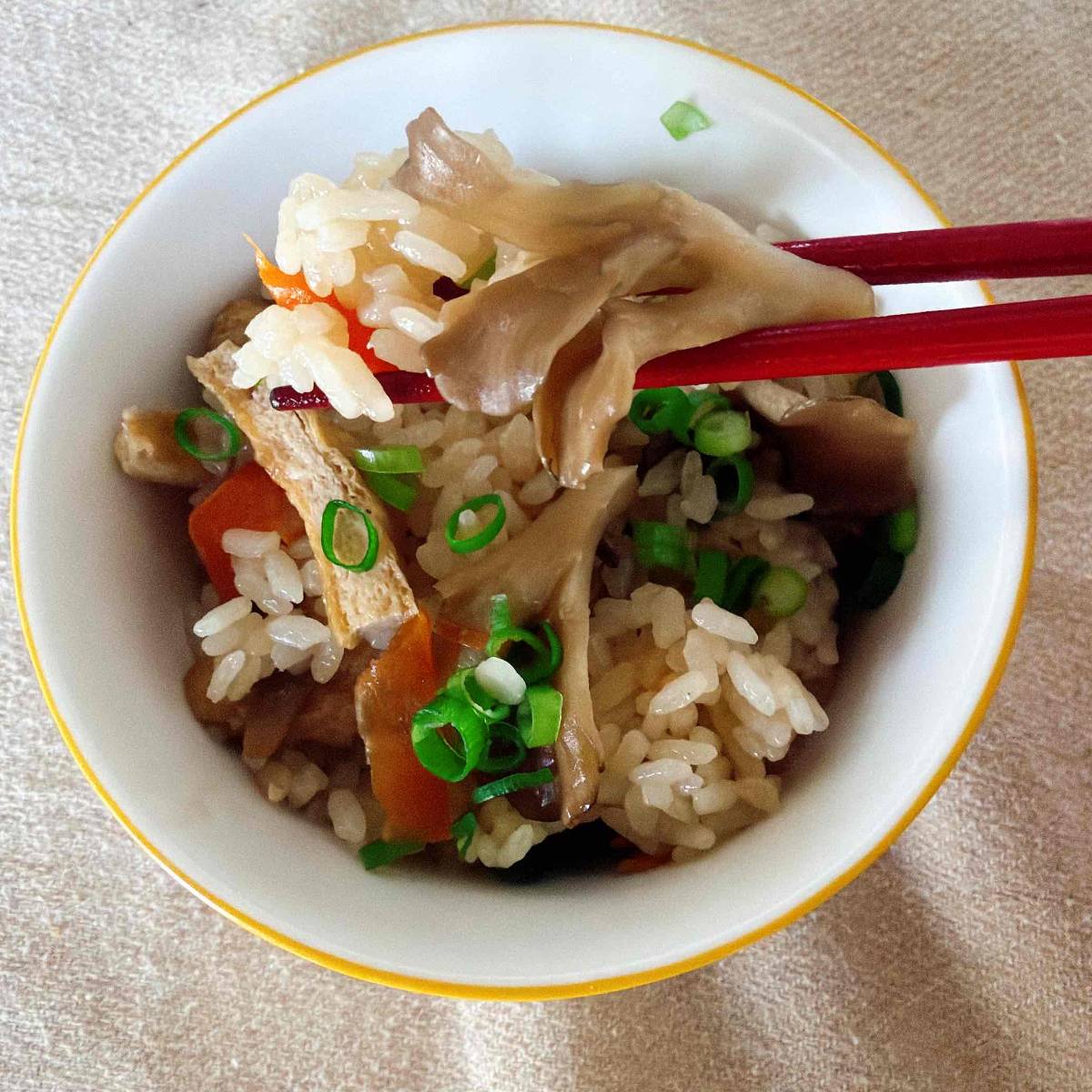 JAグループ公式の「舞茸とお揚げの炊き込みごはん」のレシピ