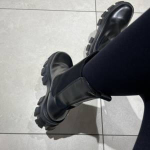 年中頼れる優秀ブーツ♪履くだけでスタイルアップ見え「PRADA」モノリスサイドゴア