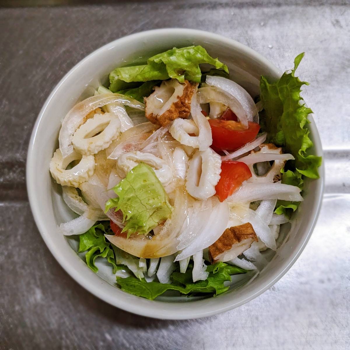 ニッスイ公式の「活ちくわと新たまねぎスライスのサラダ」のレシピ