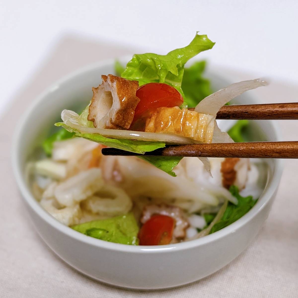 ニッスイ公式の「活ちくわと新たまねぎスライスのサラダ」のレシピ