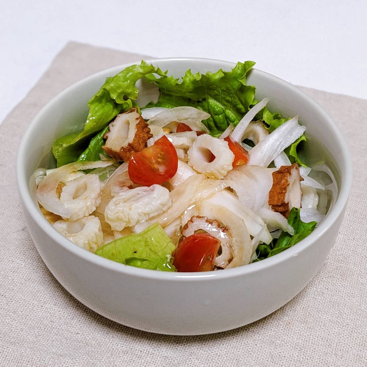 ニッスイ公式の「活ちくわと新たまねぎスライスのサラダ」のレシピ