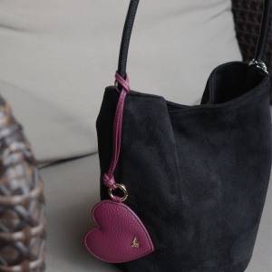 丸みフォルムで女性らしく。コーデに温かみが増す「スエードバケツバッグ」