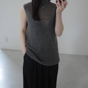 透け感がちょうどいい。レイヤードで遊べる大人の「ノースリーブシアーニット」