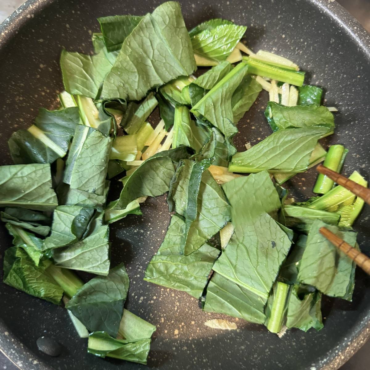 JAグループ公式の「お弁当に！皮付きしょうがと小松菜のピリッと炒め♪」のレシピ