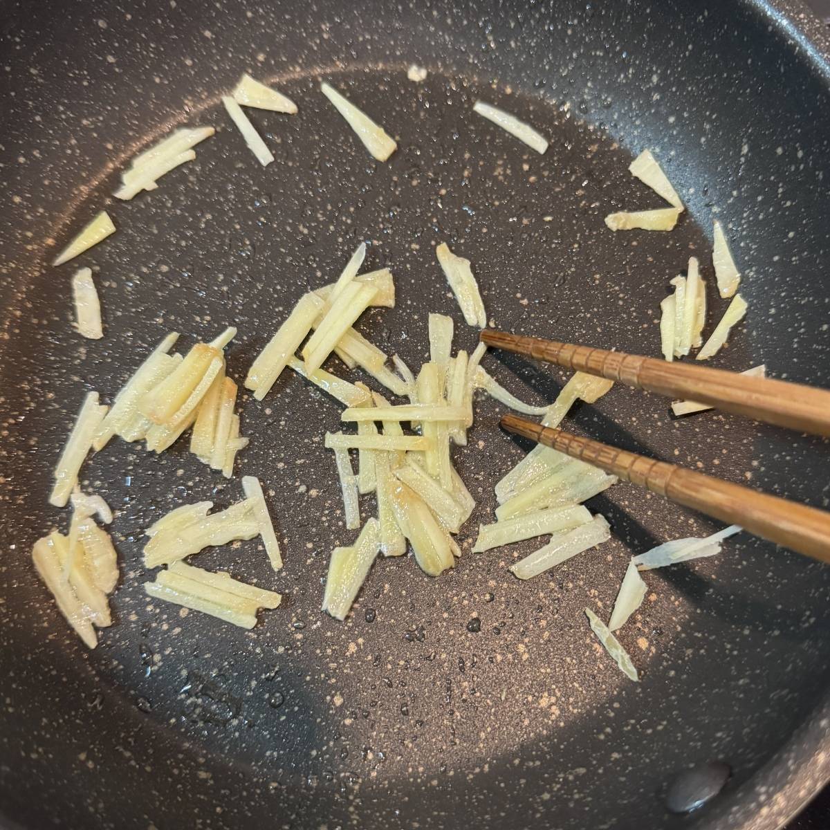 JAグループ公式の「お弁当に！皮付きしょうがと小松菜のピリッと炒め♪」のレシピ