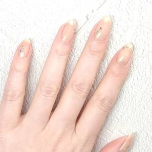 大人の抜け感、増し増し。不器用さん向け「カラフルスタッズネイル」のやり方