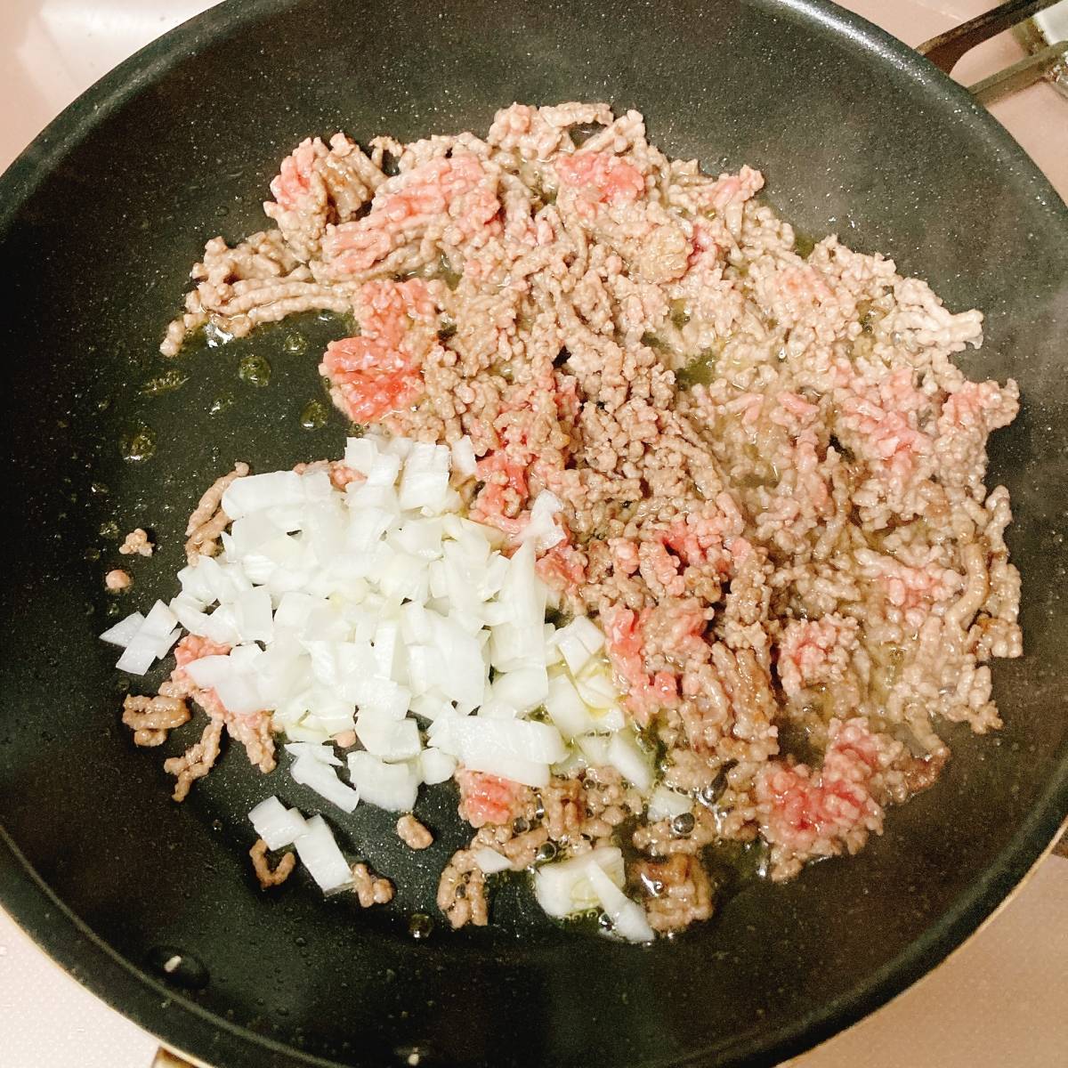 マルちゃん公式の「みんな大好き!フライパン1つ【焼そばボロネーゼ】」のレシピ