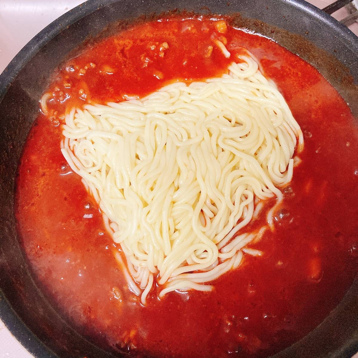 マルちゃん公式の「みんな大好き!フライパン1つ【焼そばボロネーゼ】」のレシピ