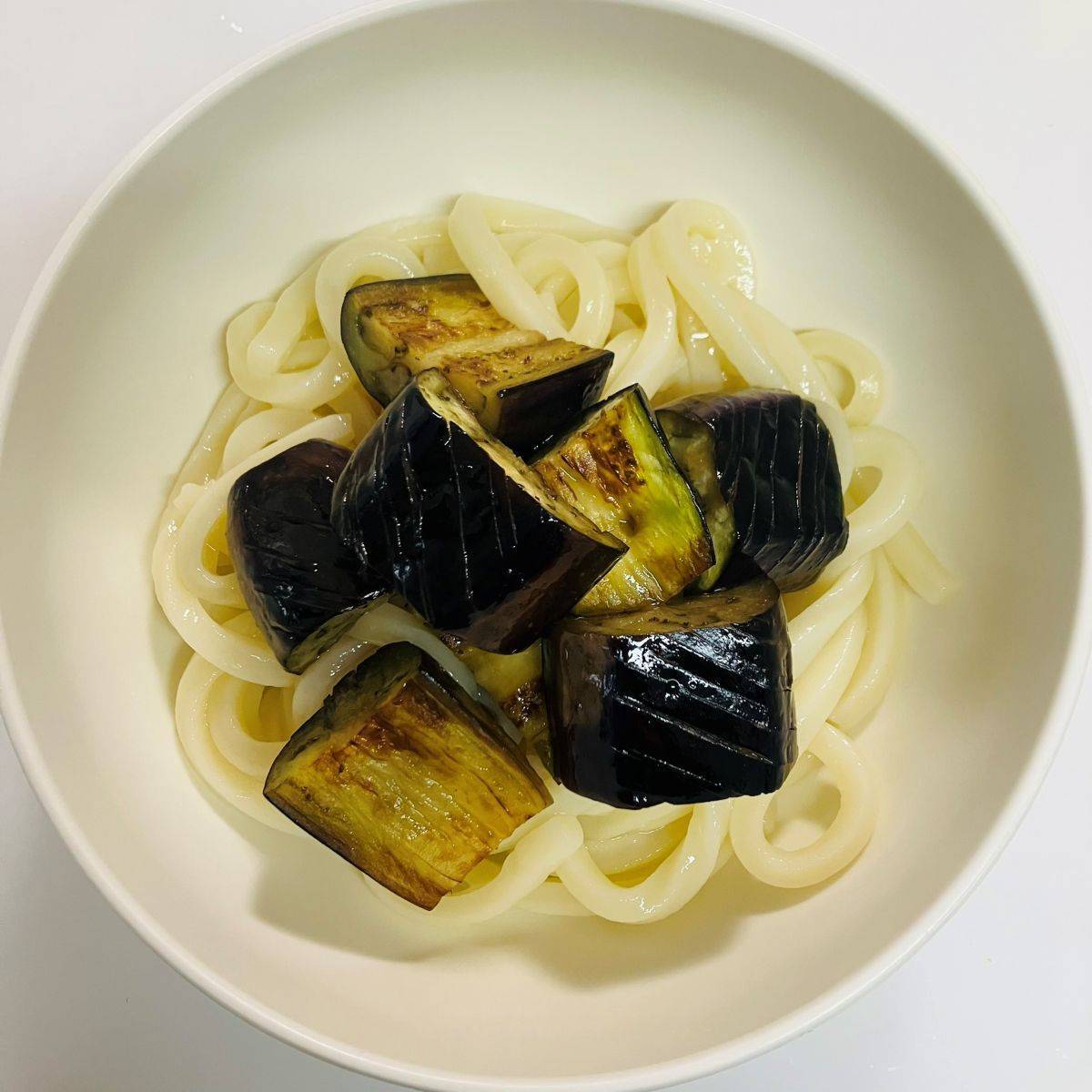 テーブルマーク公式の「焼きなす薬味うどん」のレシピ