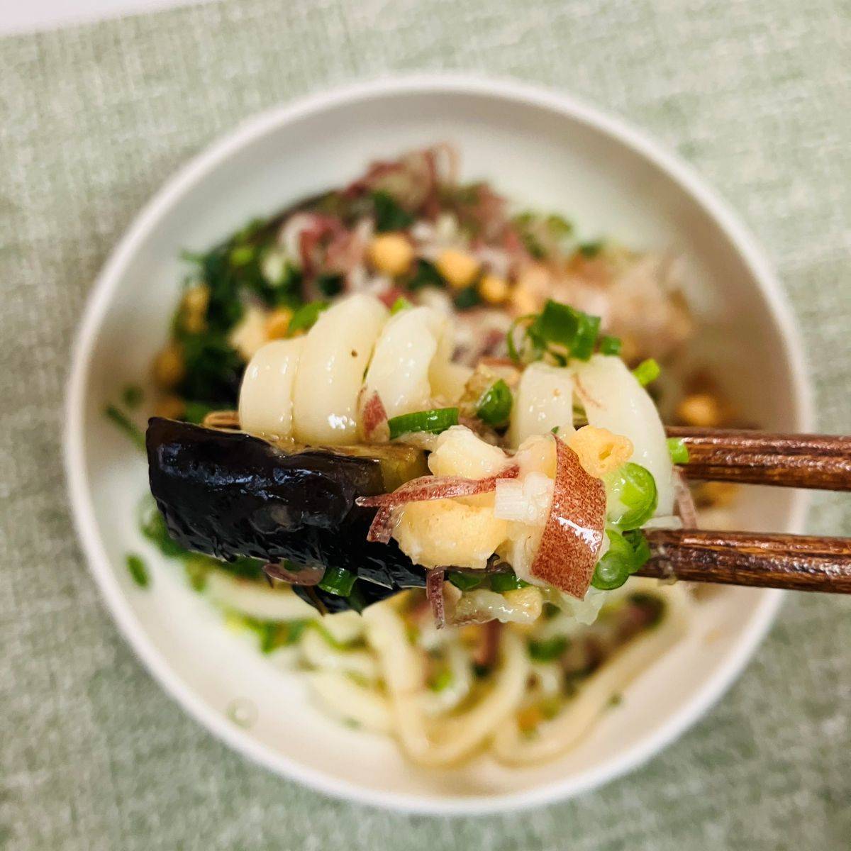 テーブルマーク公式の「焼きなす薬味うどん」のレシピ