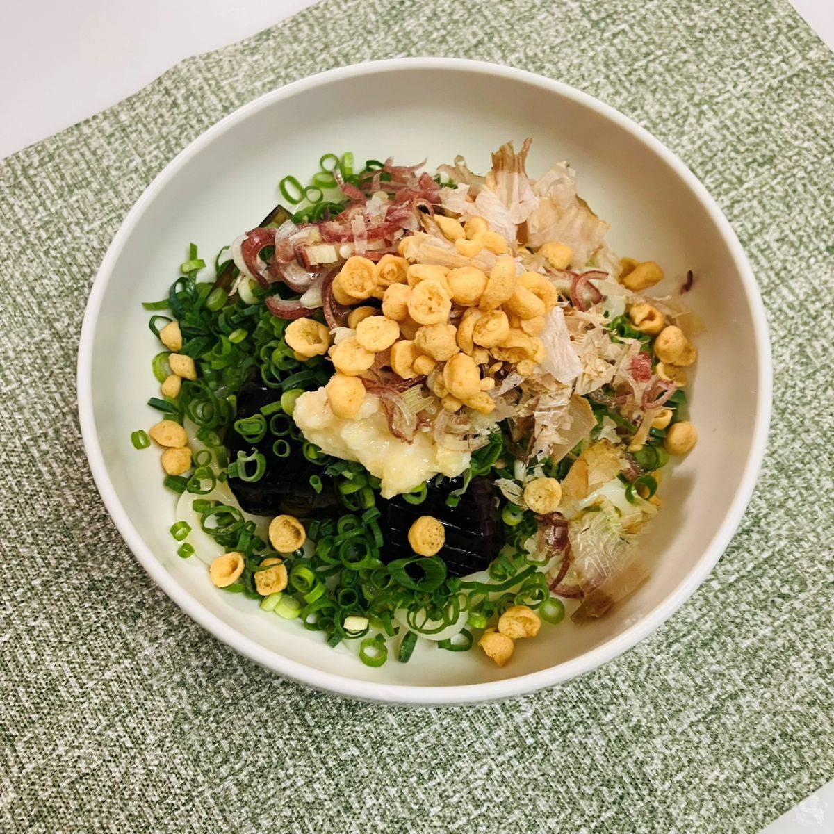 テーブルマーク公式の「焼きなす薬味うどん」のレシピ