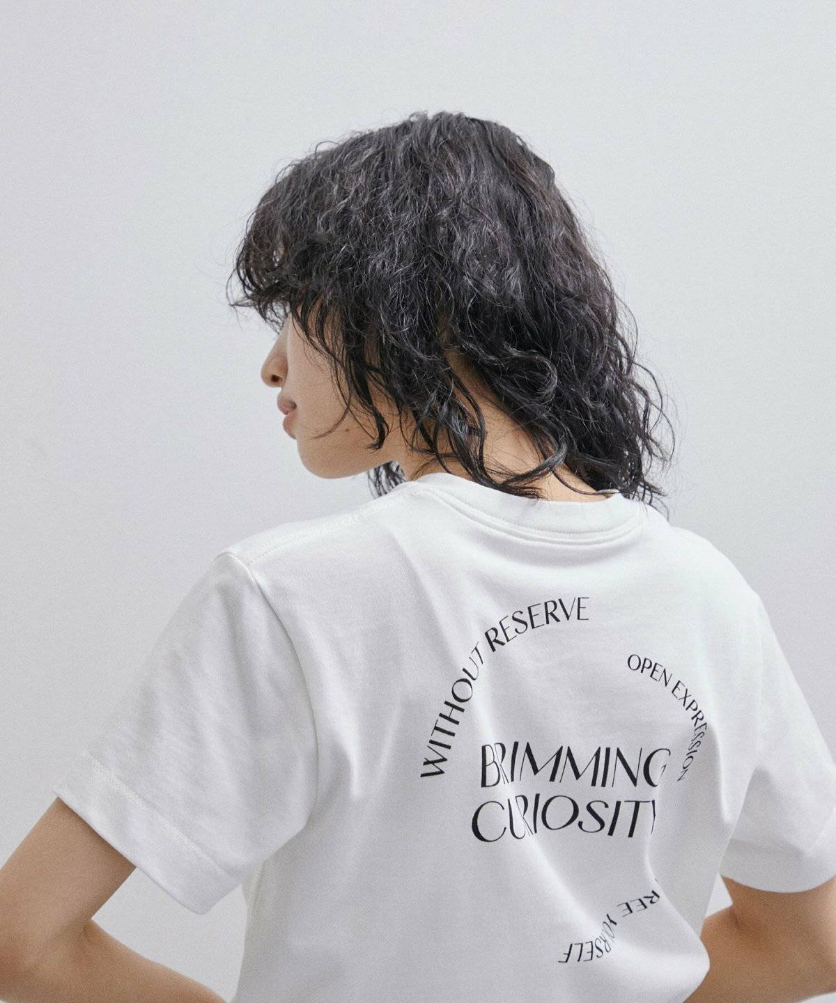 モノトーンコーデの女性