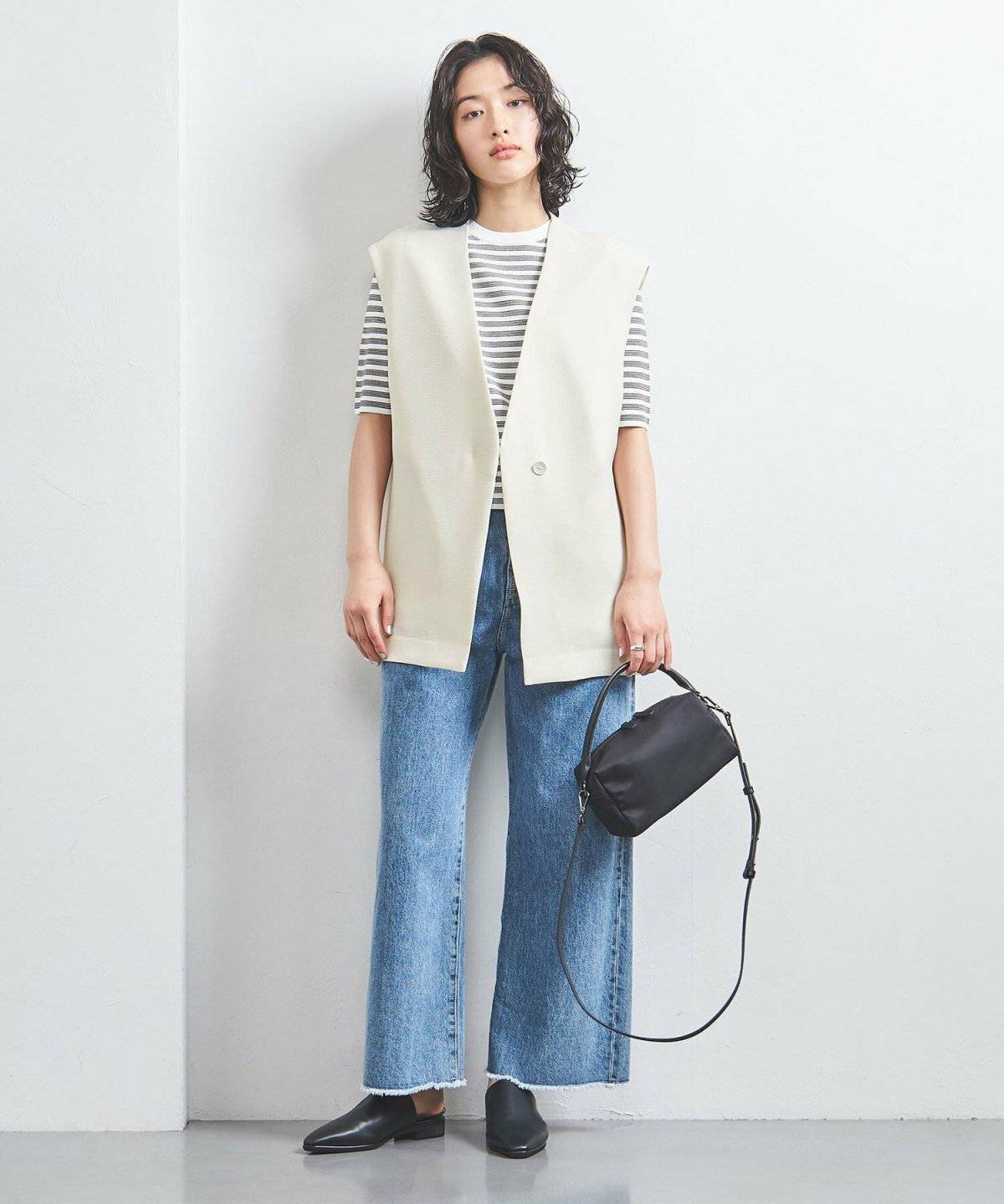 モノトーンコーデの女性