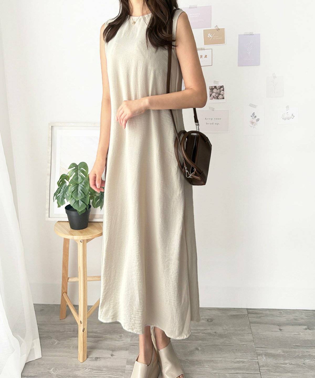 白のロングワンピースを着た女性