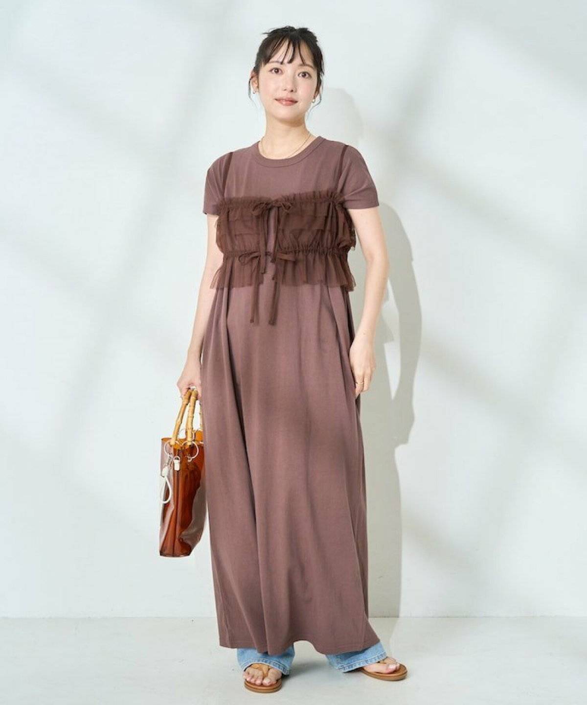 ブラウンのワンピースを着た女性