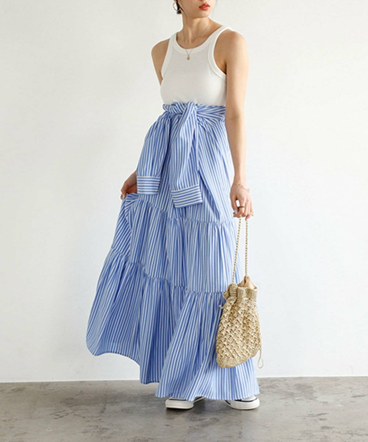 ワンピースコーデの女性