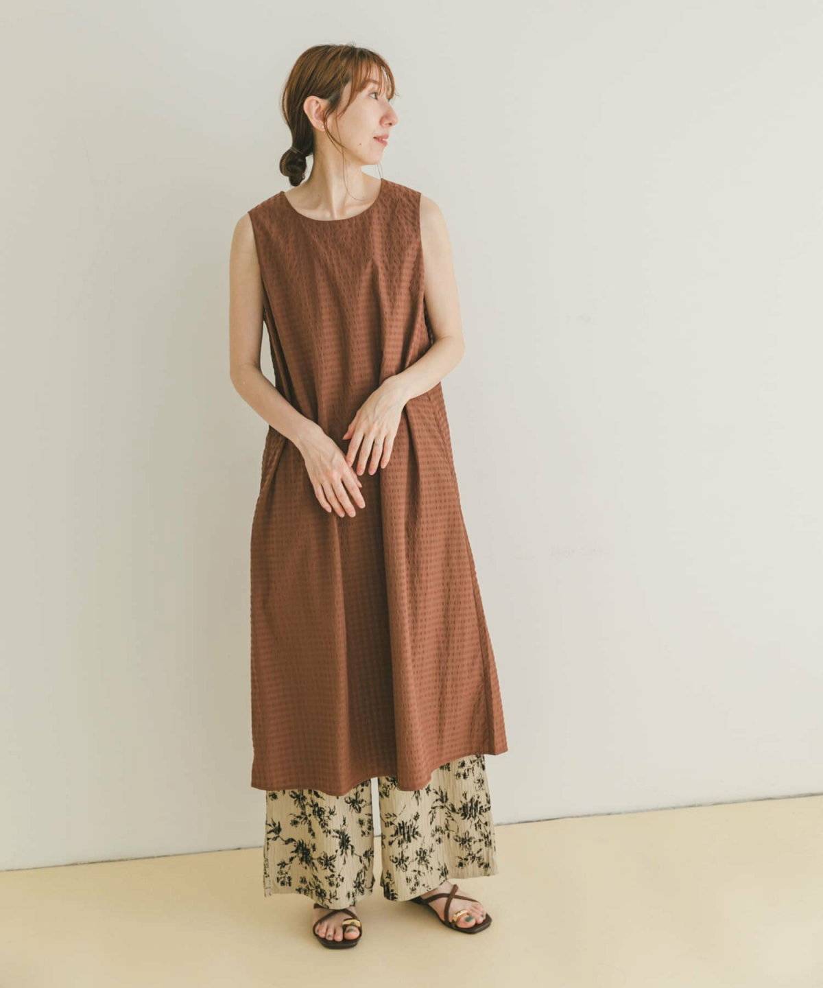 初夏コーデの女性