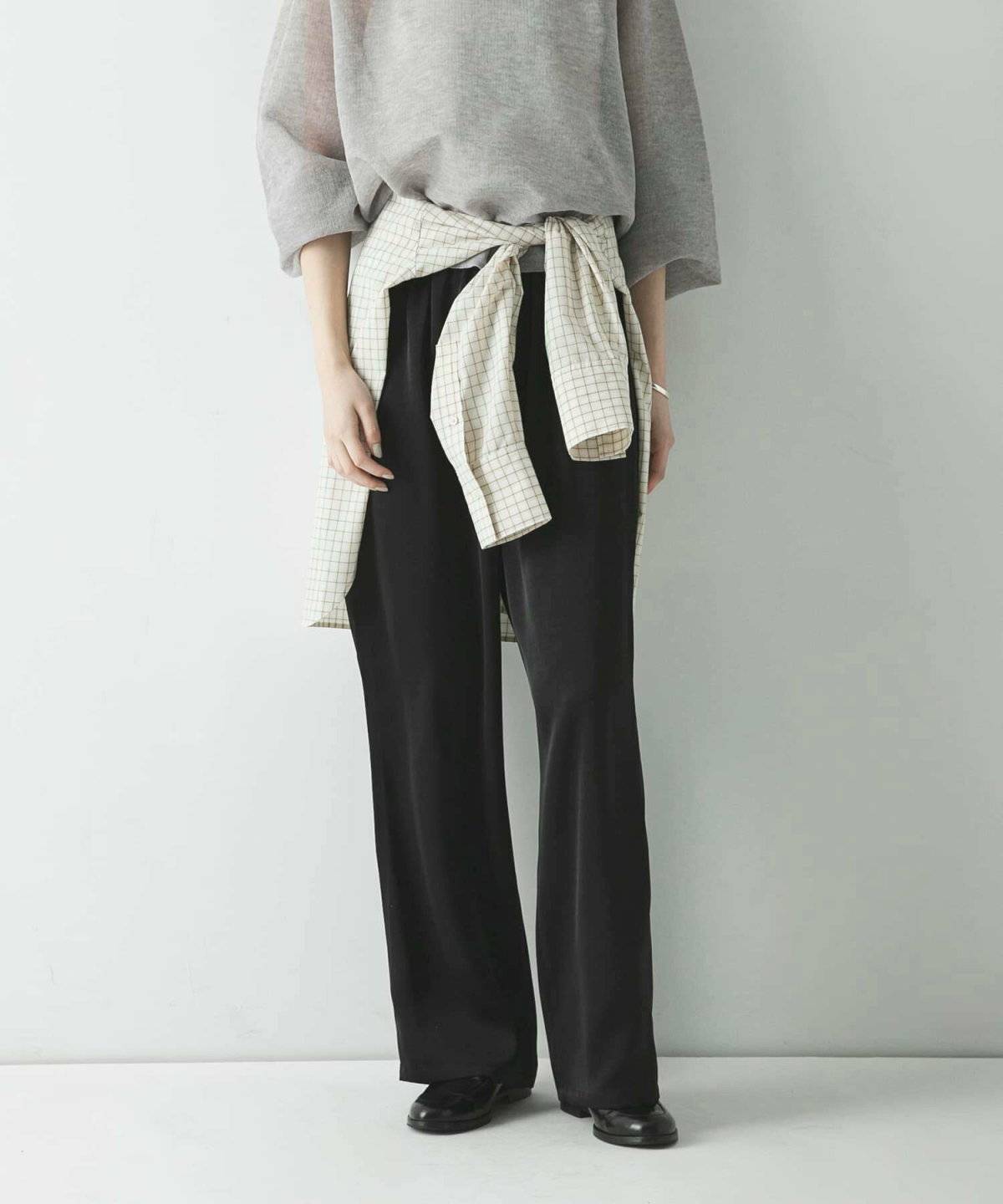 初夏コーデの女性