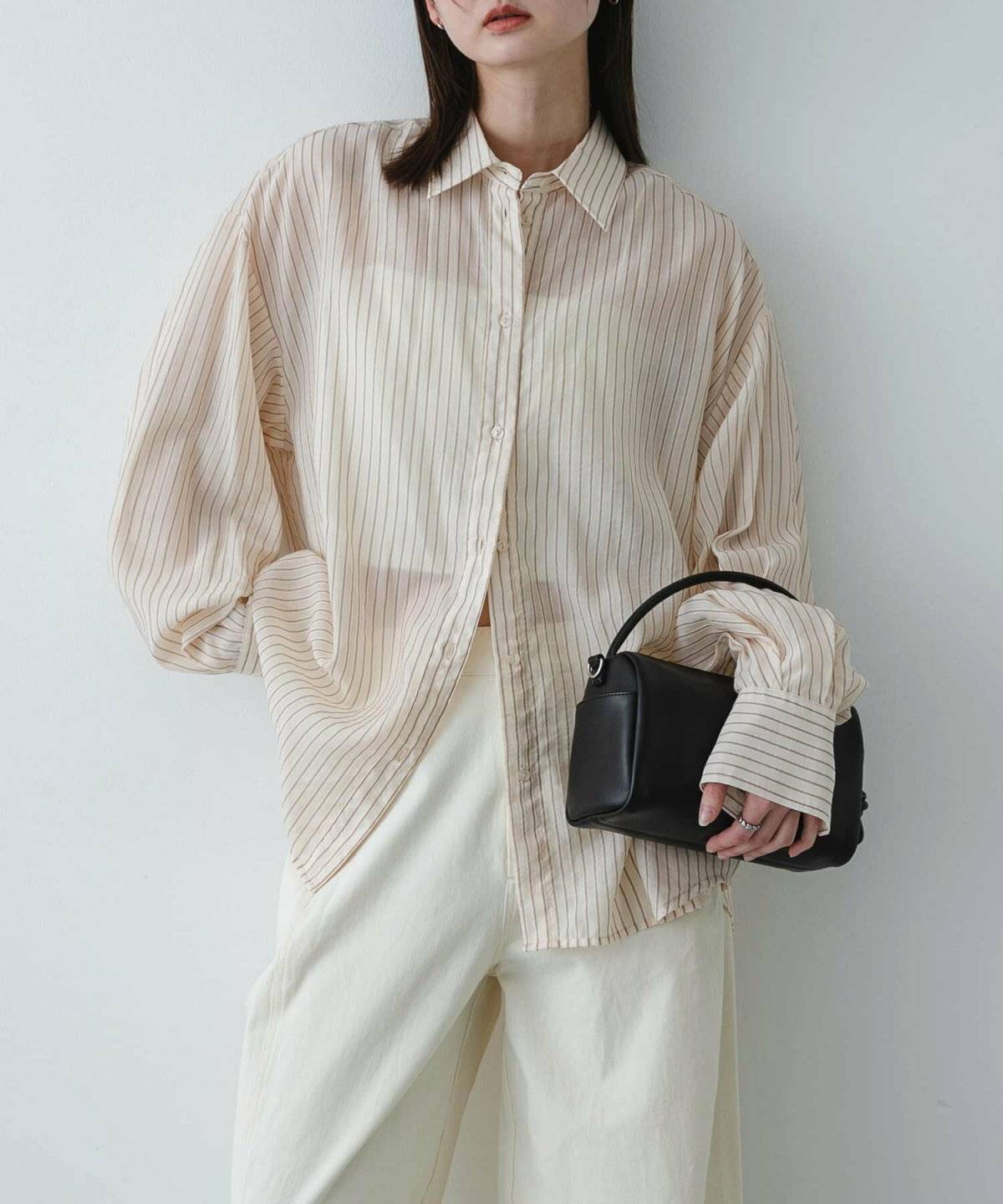 初夏コーデの女性