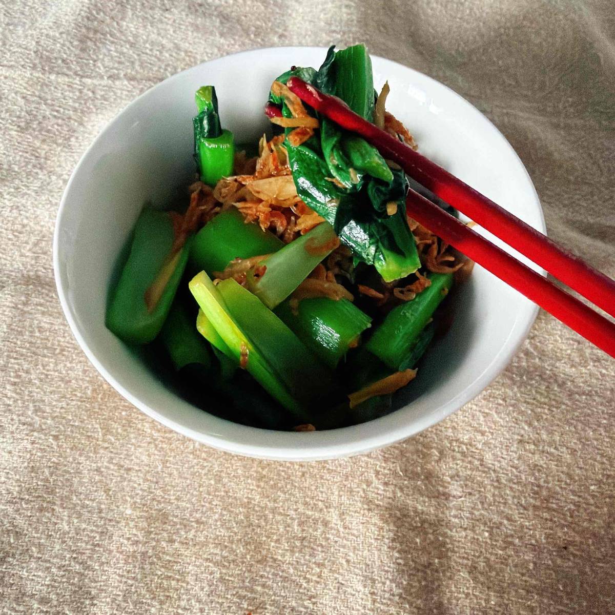 JAグループ公式の「お弁当に！皮付きしょうがと小松菜のピリッと炒め♪」のレシピ