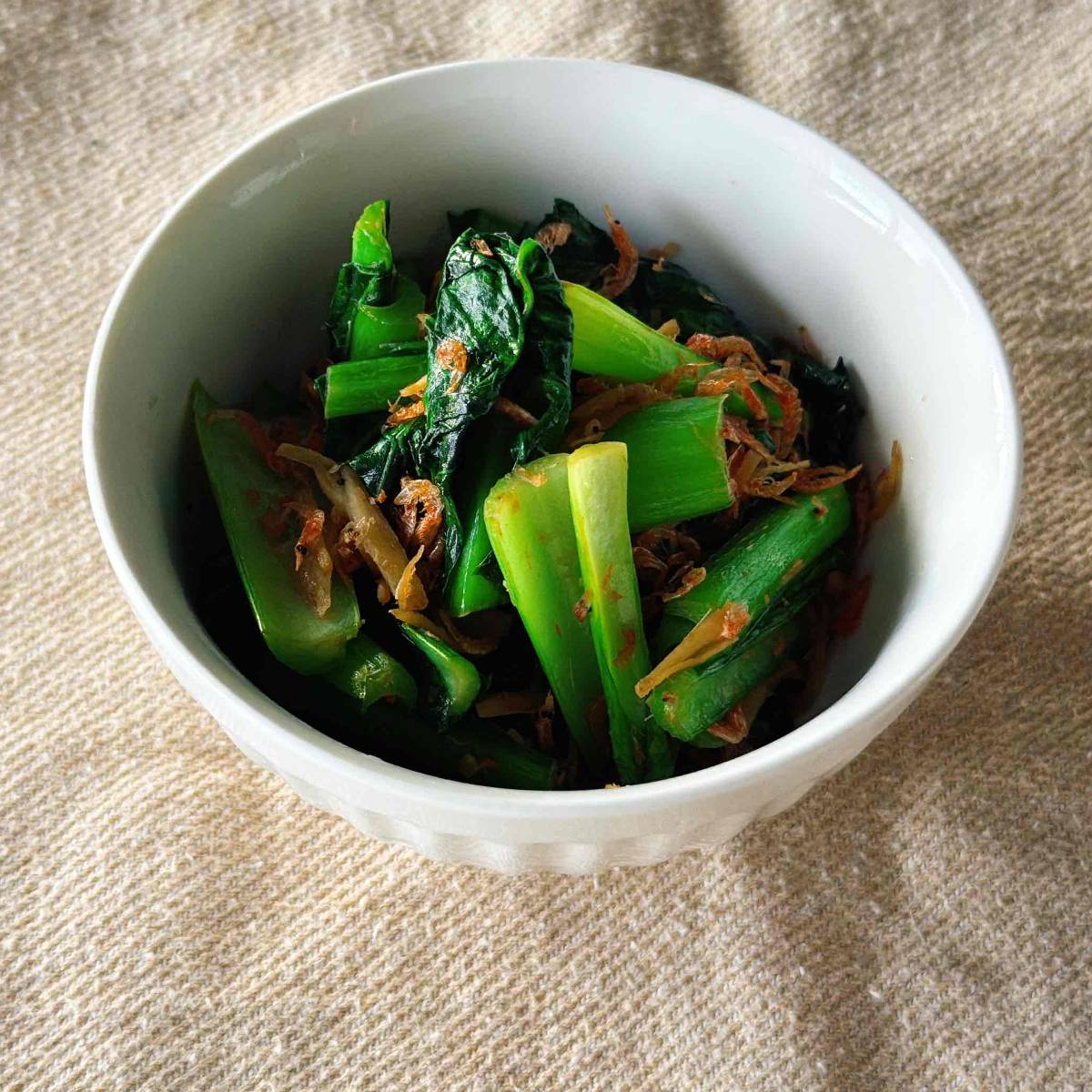 JAグループ公式の「お弁当に！皮付きしょうがと小松菜のピリッと炒め♪」のレシピ