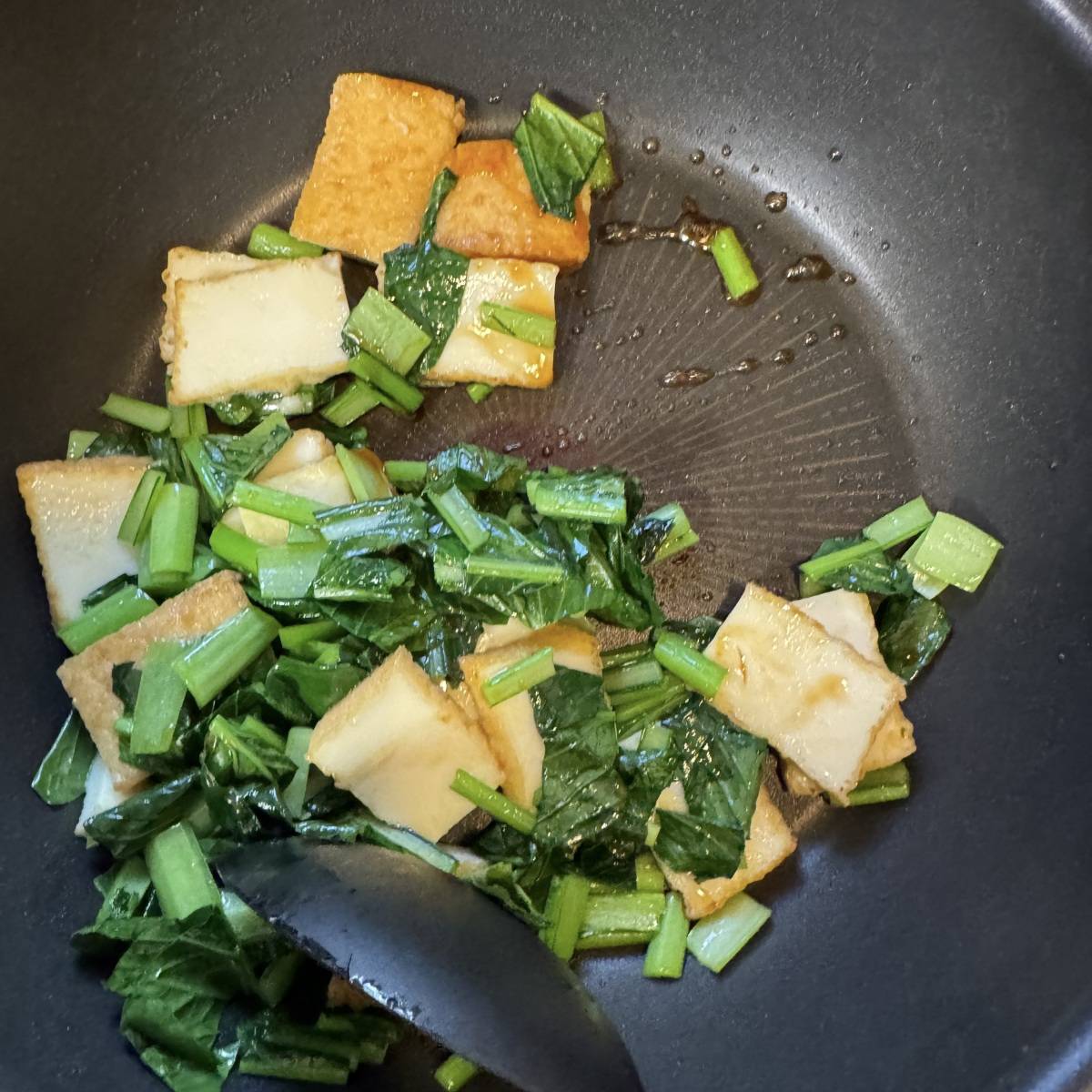 JAグループ公式の「小松菜と揚げのオイスター炒め」のレシピ