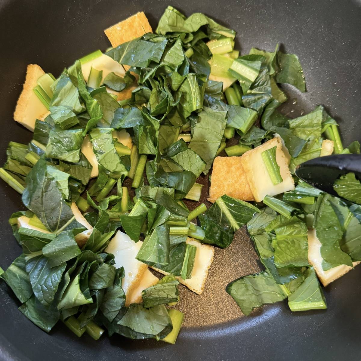 JAグループ公式の「小松菜と揚げのオイスター炒め」のレシピ