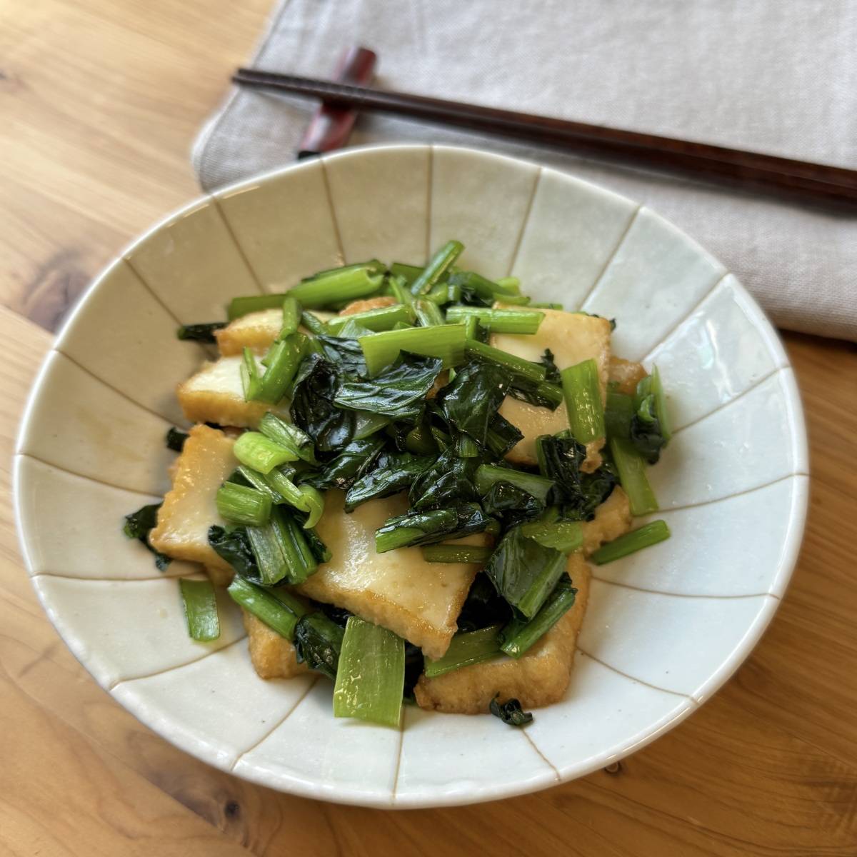 JAグループ公式の「小松菜と揚げのオイスター炒め」のレシピ