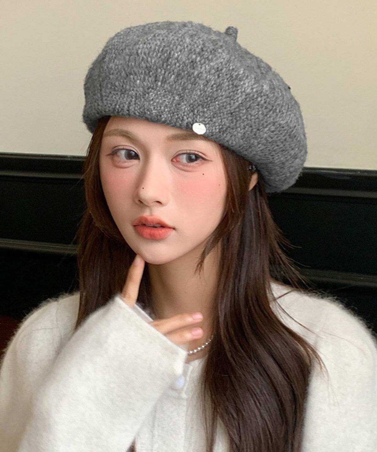 白ニットにデニムを合わせた女性