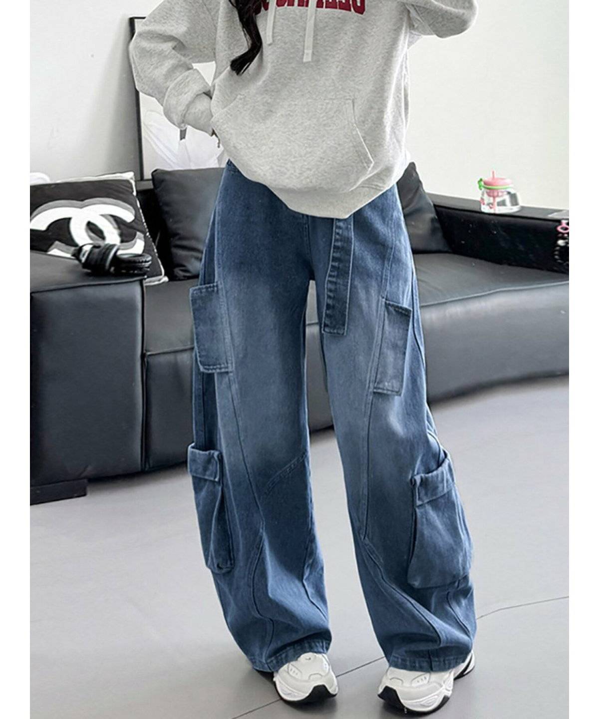 モノトーンコーデの女性