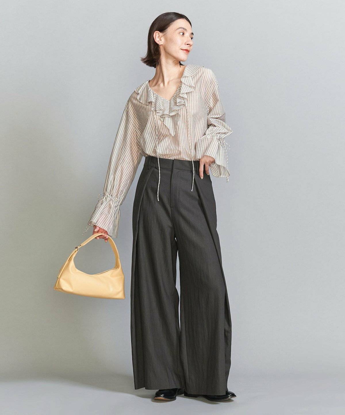 春コーデの女性