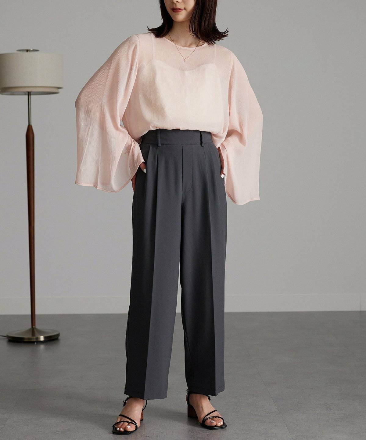 春コーデの女性