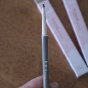 自眉っぽく描ける。極細エッジで毛流れまで楽々「hana by hince」のアイブロウ