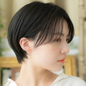  シンプル黒髪ショート 