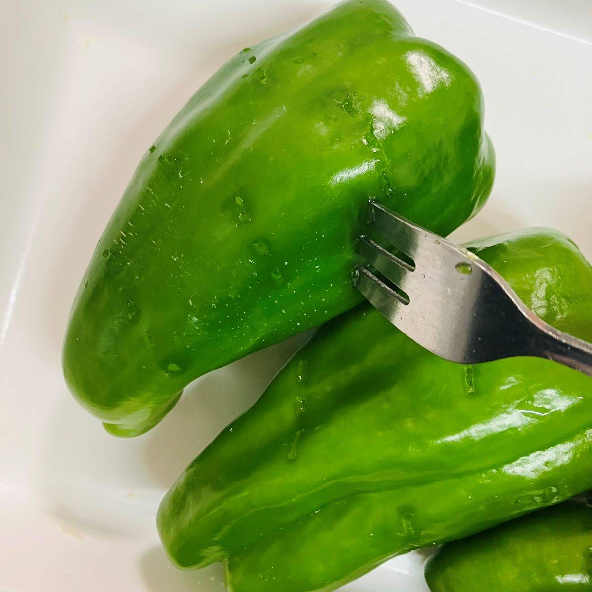 ヤマキ公式の「レンジで作る丸ごとピーマンの煮浸し」のレシピ