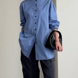 一枚で清潔感アップ！大人の定番「ブルーシャツ」でつくる好印象コーデ