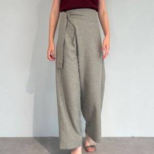 巻きスカート風が新鮮！カジュアルもきれいめにもハマる「リネンライク ラップパンツ」