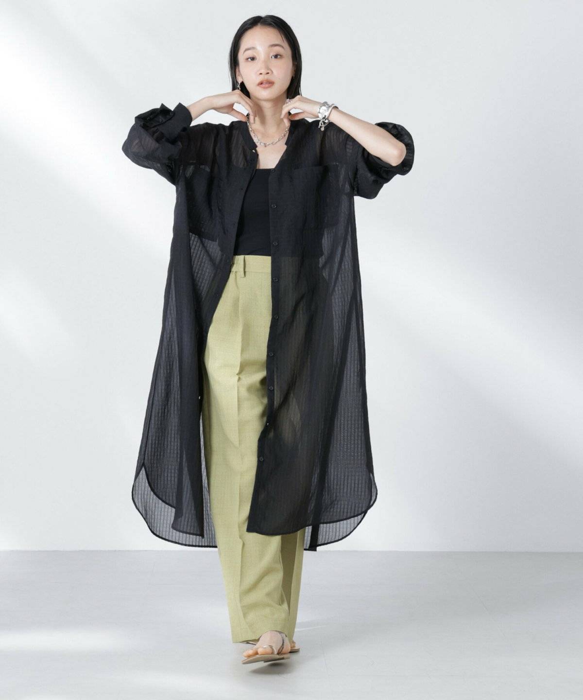 初夏コーデの女性